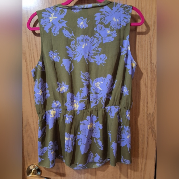 CAbi Celebrity top NWOT - Picture 5 of 6